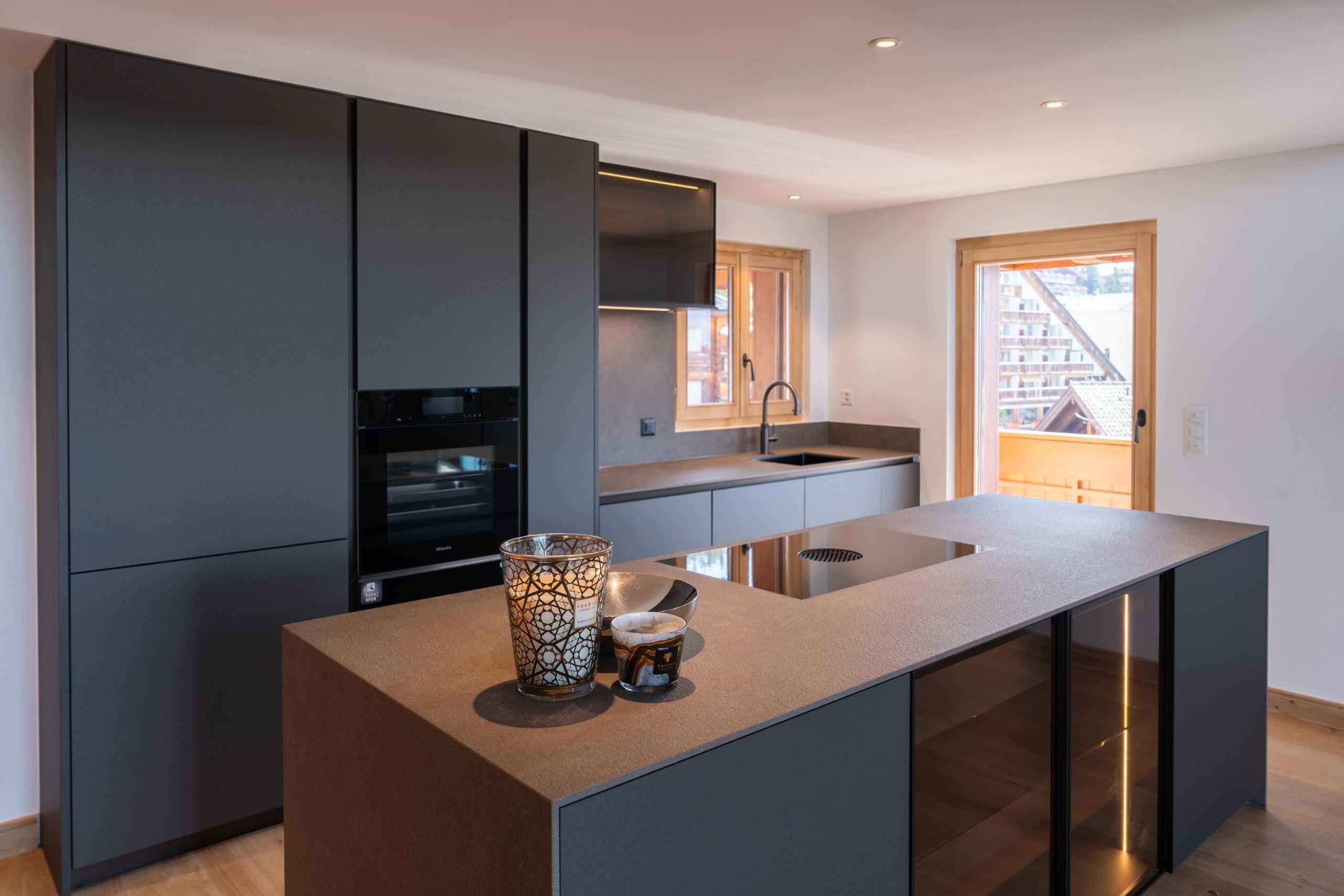 Cuisine Toebac sur mesure dans un chalet rénové à Crans Montana