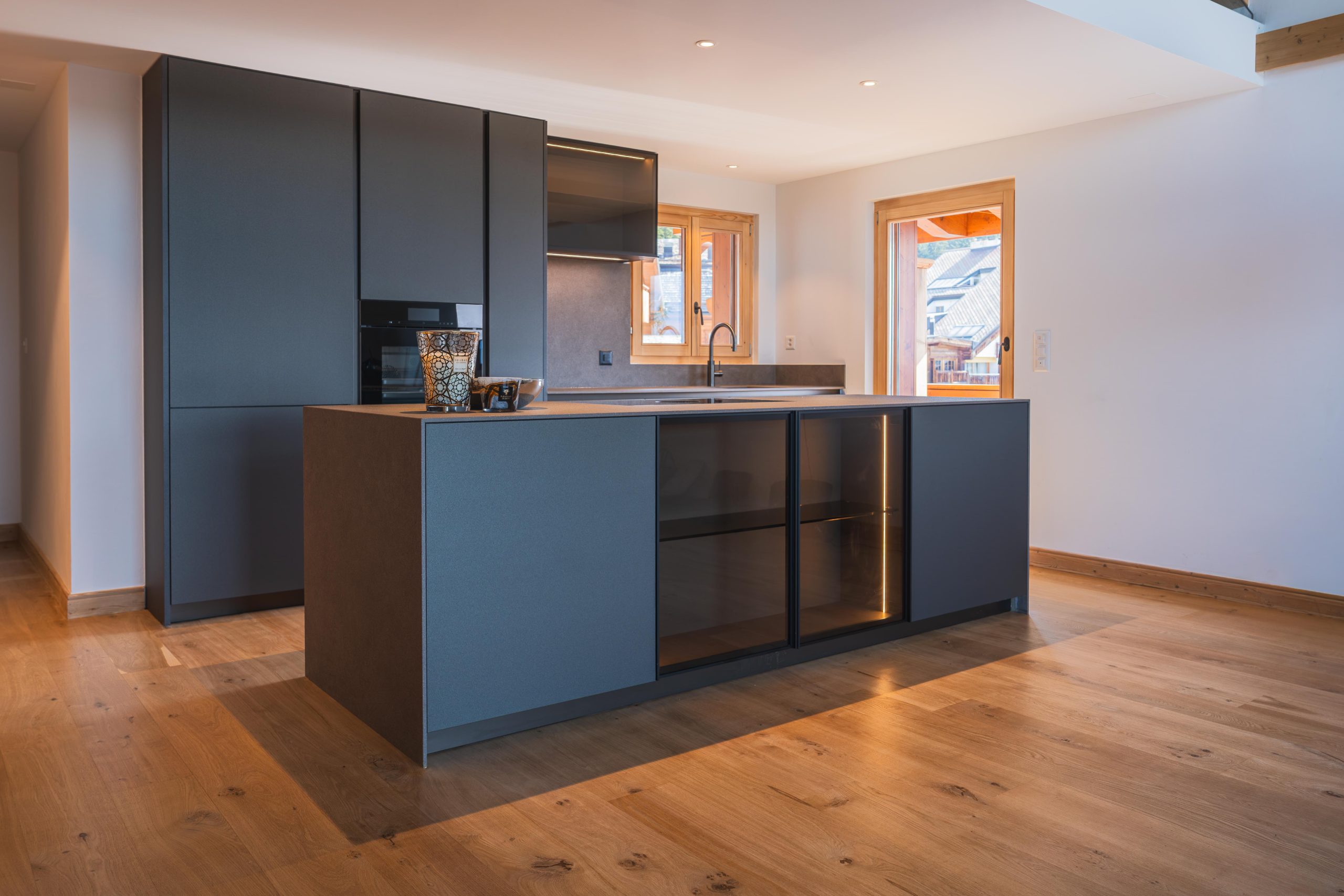 Cuisine Toebac sur mesure dans un chalet rénové à Crans Montana