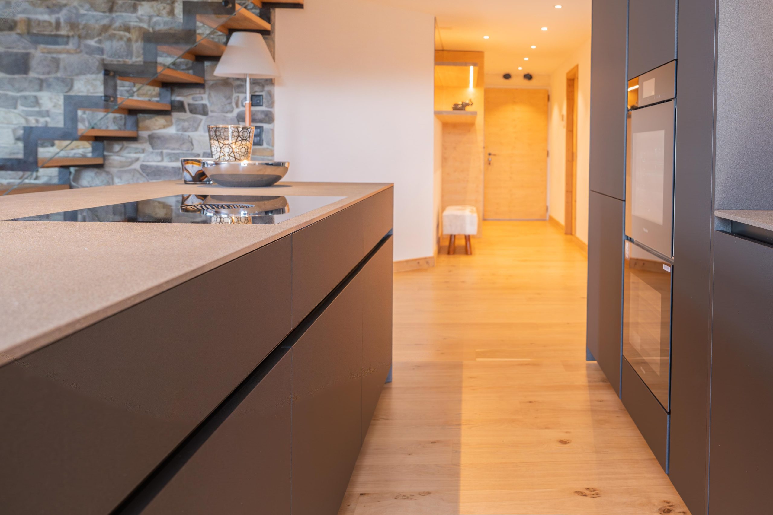 Cuisine Toebac sur mesure dans un chalet rénové à Crans Montana