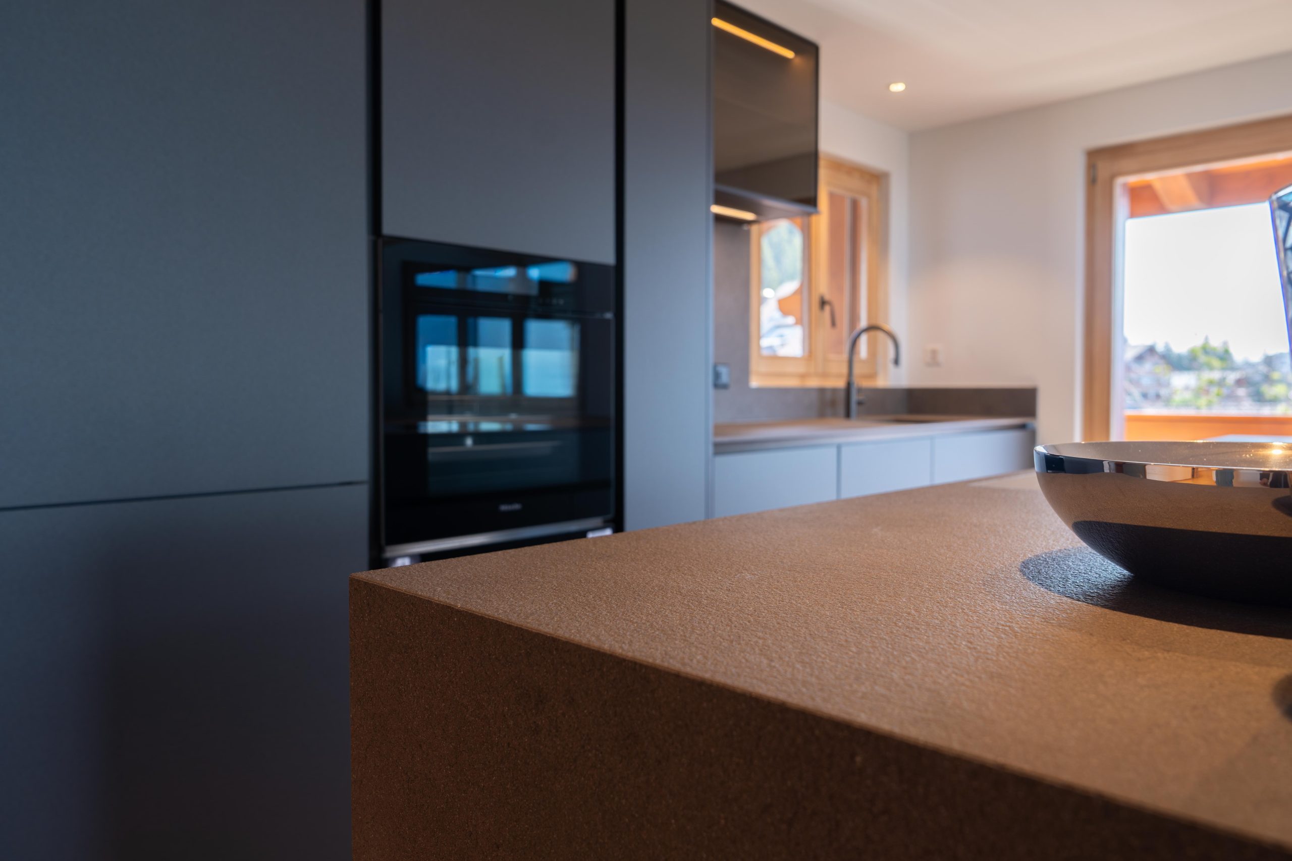 Cuisine Toebac sur mesure dans un chalet rénové à Crans Montana