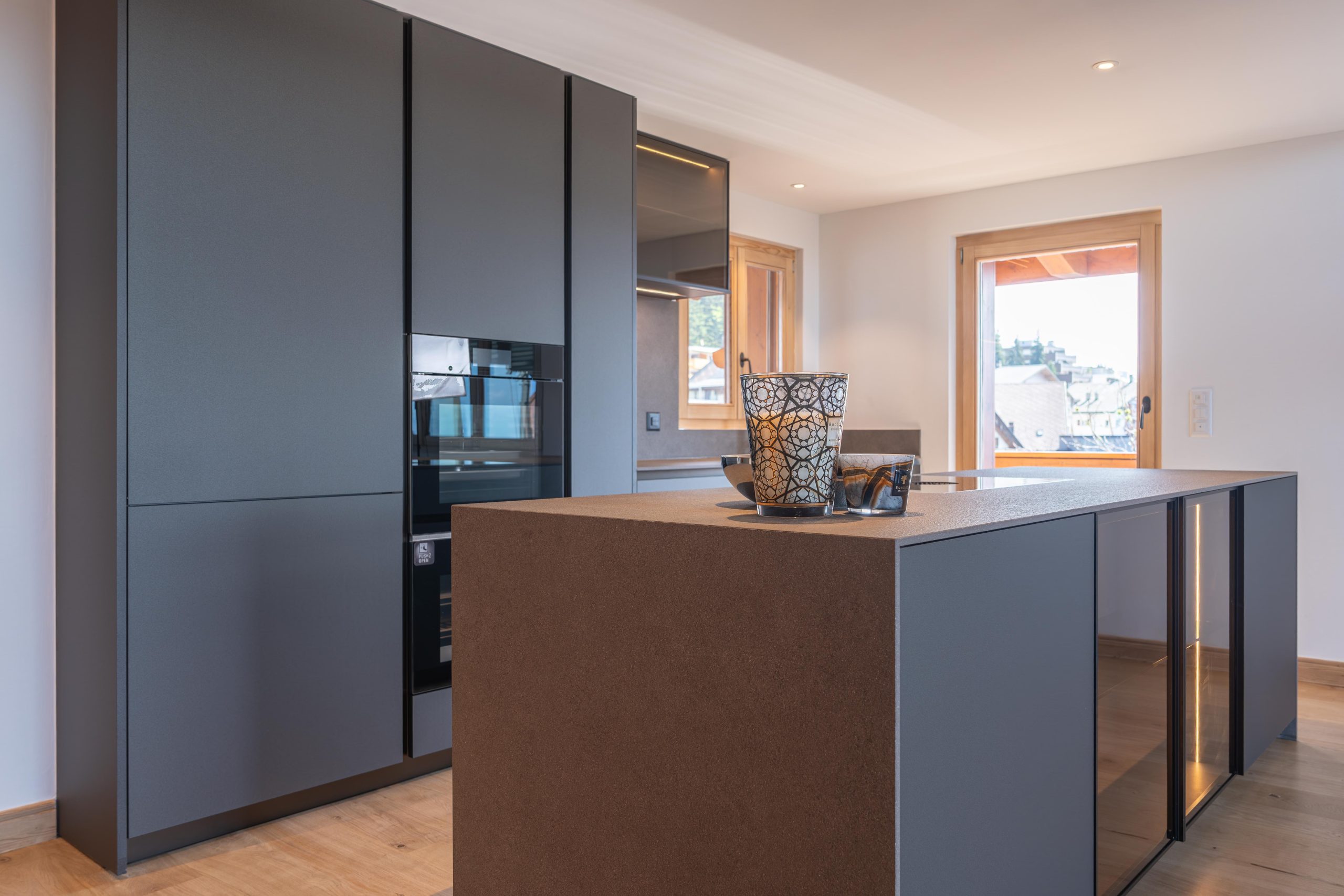 Cuisine Toebac sur mesure dans un chalet rénové à Crans Montana