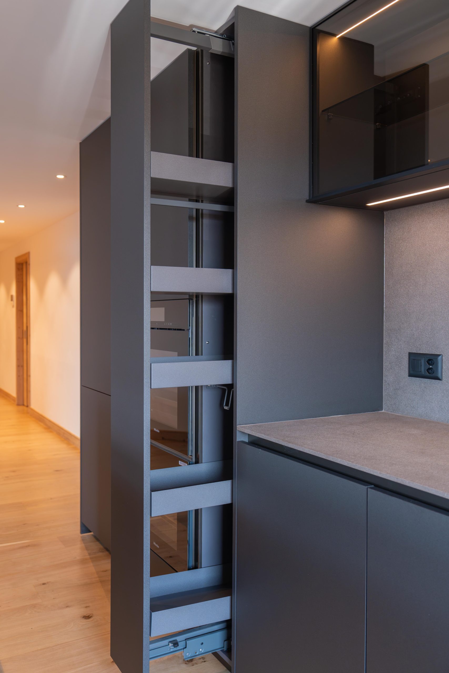 Cuisine Toebac sur mesure dans un chalet rénové à Crans Montana