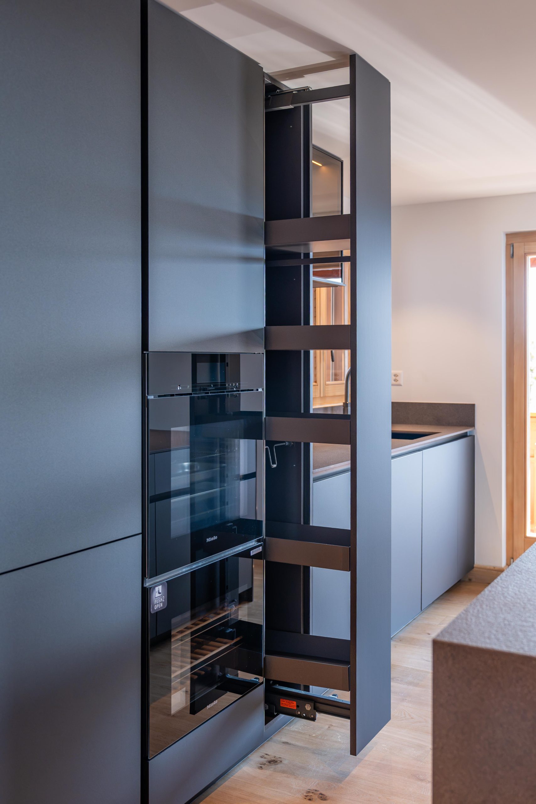 Cuisine Toebac sur mesure dans un chalet rénové à Crans Montana