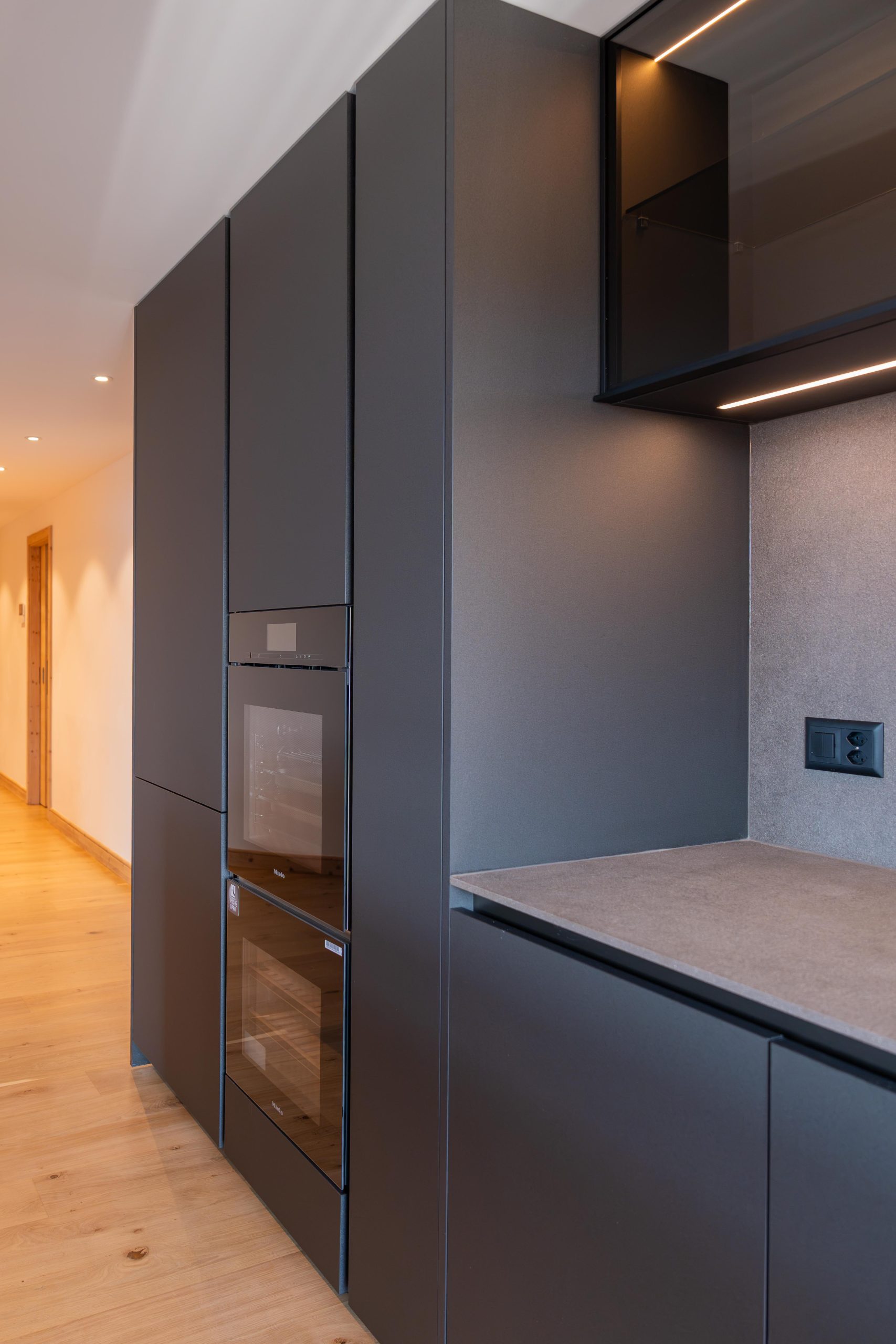 Cuisine Toebac sur mesure dans un chalet rénové à Crans Montana