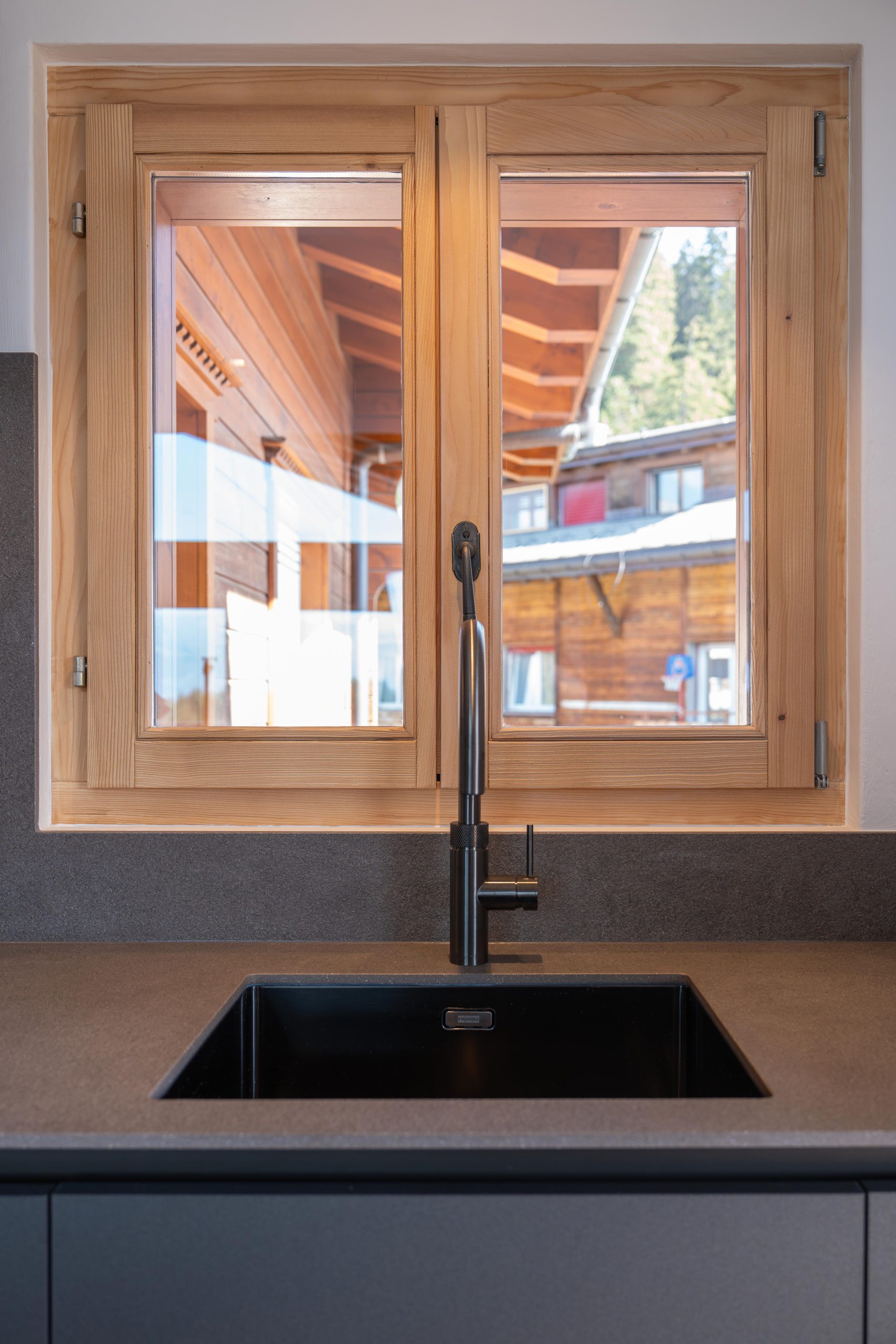 Cuisine Toebac sur mesure dans un chalet rénové à Crans Montana