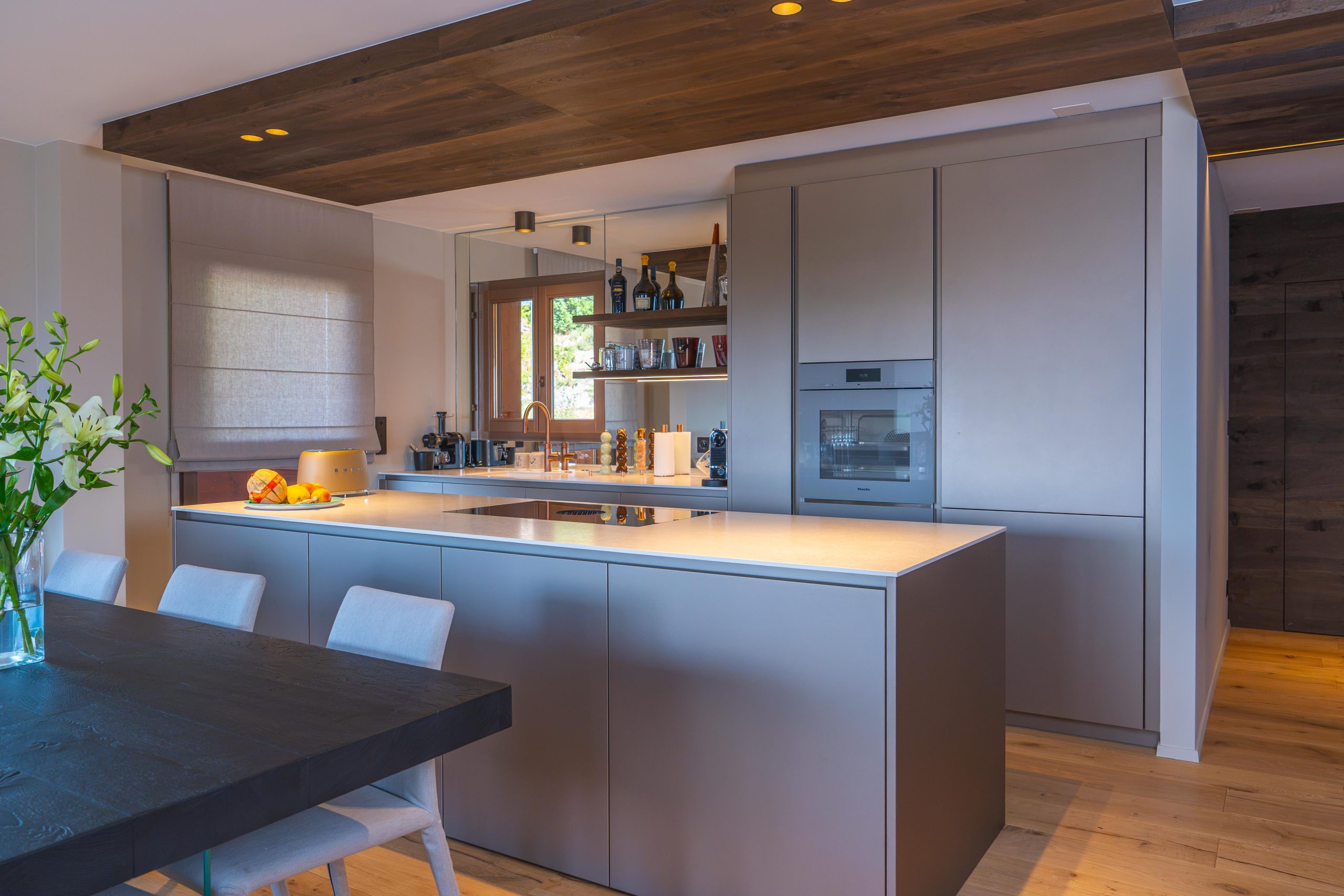 Cuisine Cleti AK_Project à Crans Montana avec îlot et colonnes en laqué Iron Gold