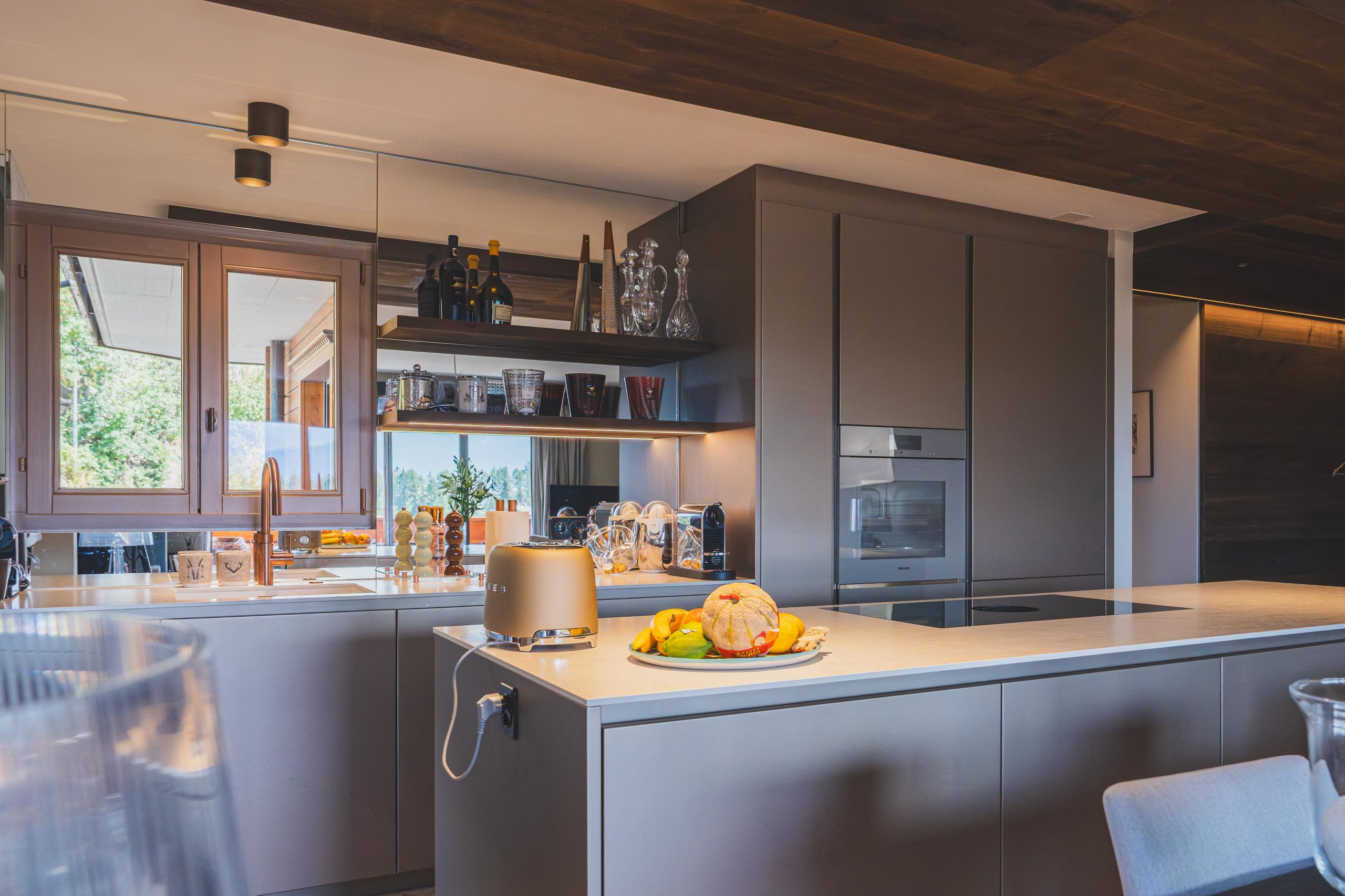 Cuisine Cleti AK_Project avec colonnes Miele, étagères éclairées et Quooker Cuivre